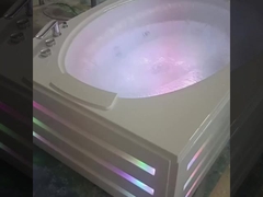 Moderne rechthoekige badkuip met ovale waterval en dubbel bad