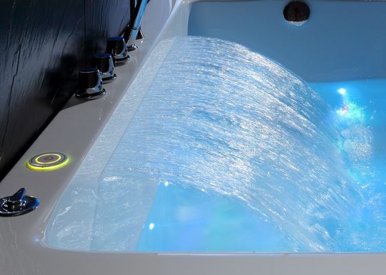 Spabad met watervalfunctie voor eenmalig weken