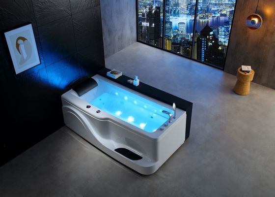 Luxe spa massagebad met watervaltrap