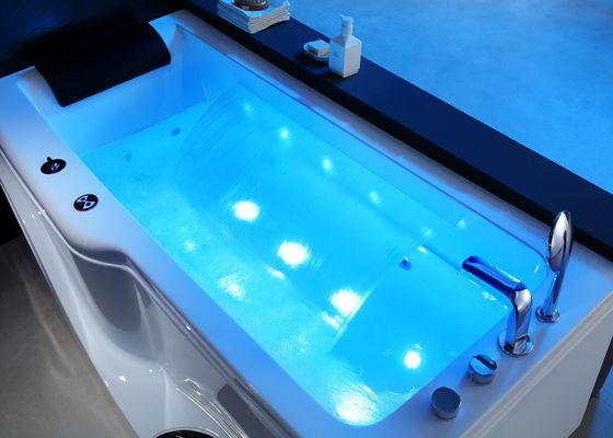 Luxe spa massagebad met watervaltrap