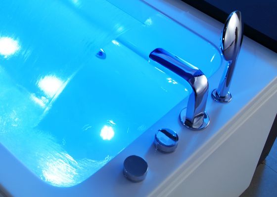 Luxe spa massagebad met watervaltrap