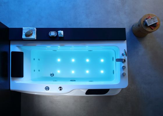Luxe spa massagebad met watervaltrap