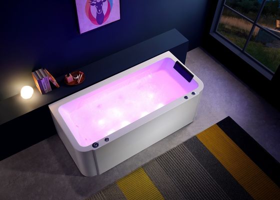 Massagebad met ingebouwde schort en vrijstaande Chrome waterval kraan