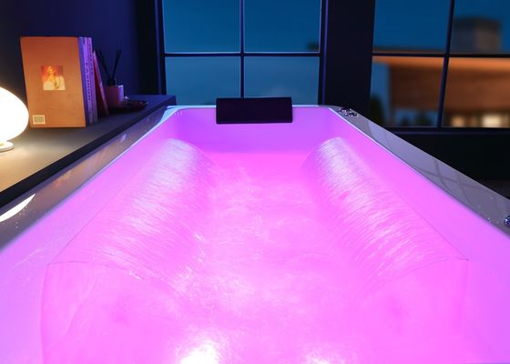 Massagebad met ingebouwde schort en vrijstaande Chrome waterval kraan